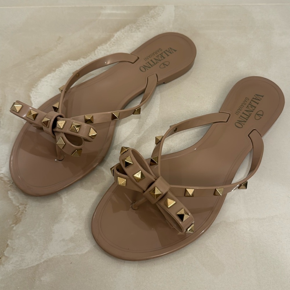 Valentino Garavani Nude Pink Rockstud Jelly Bow Thong Sandals
